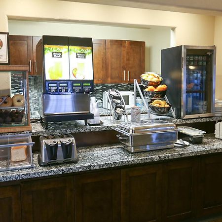 Days Inn By Wyndham Calgary Airport Экстерьер фото