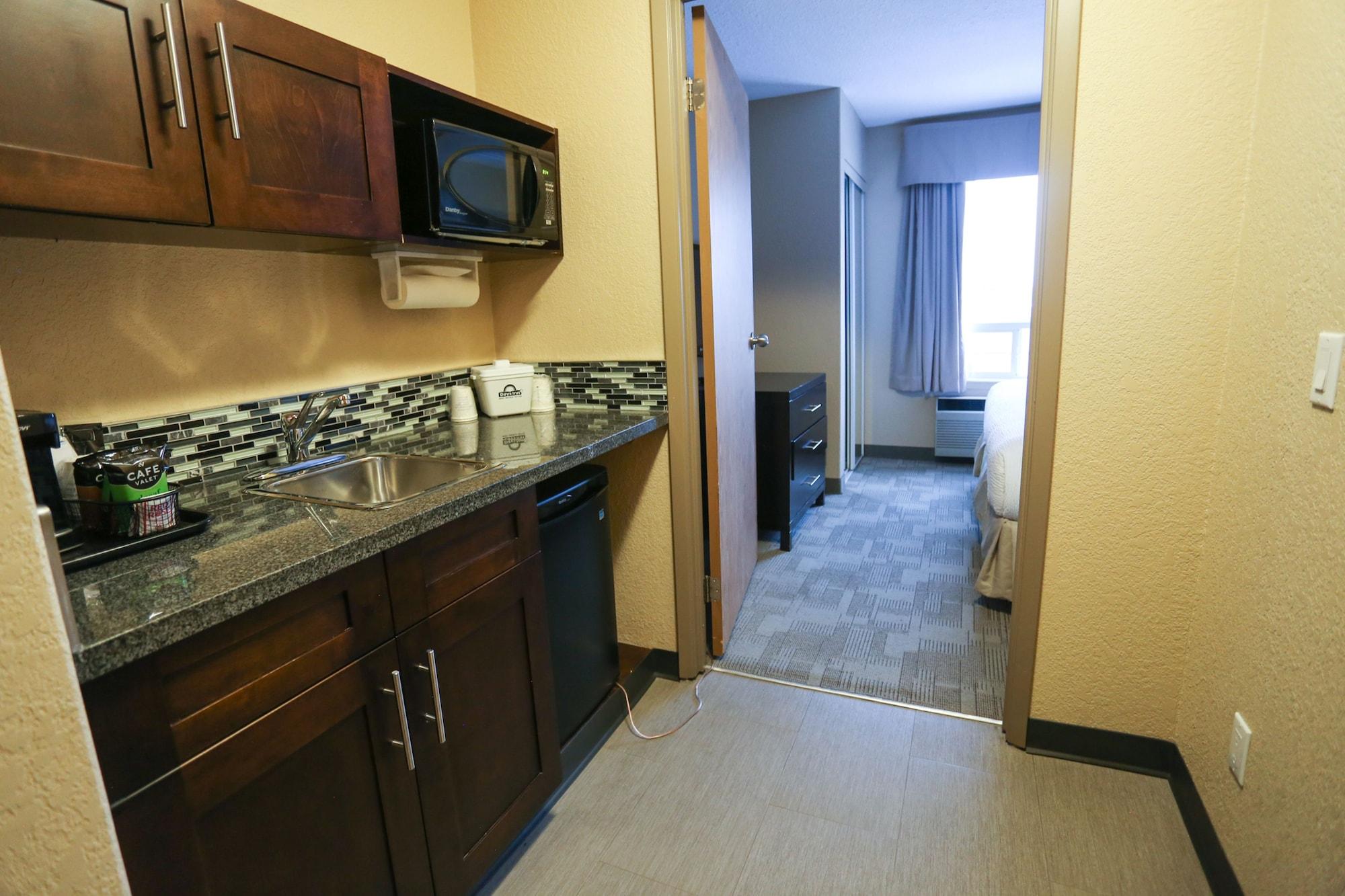 Days Inn By Wyndham Calgary Airport Экстерьер фото