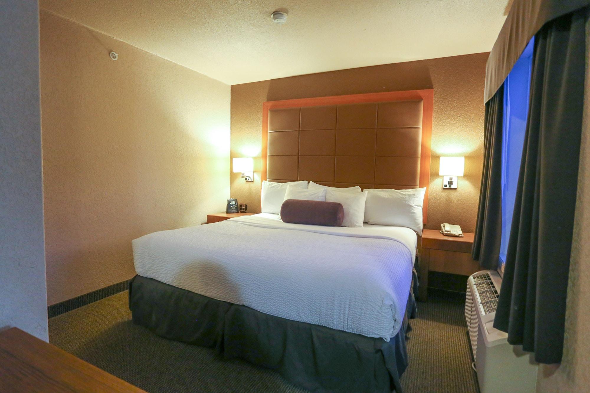 Days Inn By Wyndham Calgary Airport Экстерьер фото