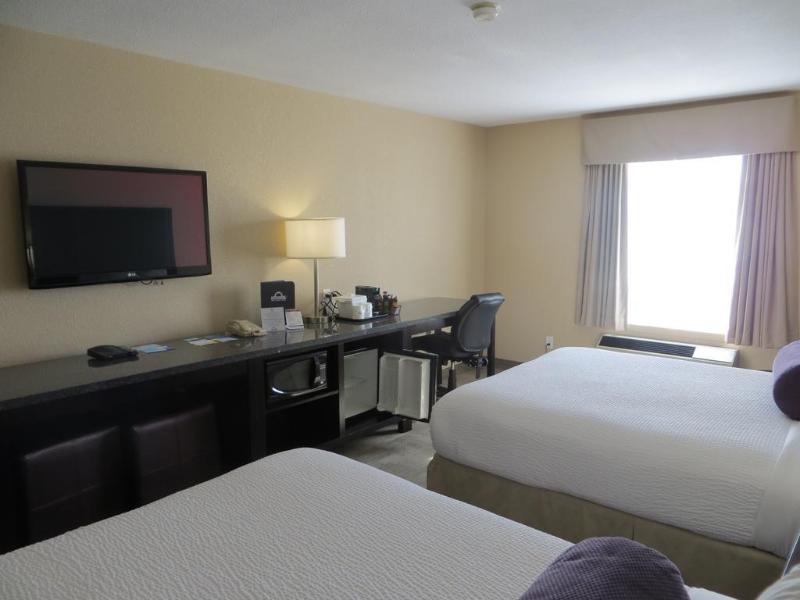Days Inn By Wyndham Calgary Airport Экстерьер фото